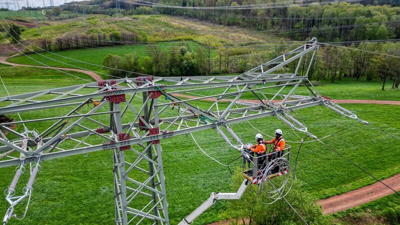 Monteure erneuern eine 110 KV Hochspannungsleitung.