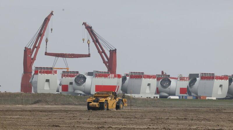 100-Millionen-Euro-Segen: Warum der Hafenausbau in Cuxhaven so wichtig ist Montierte Gondeln für Windkraftanlagen auf See stehen auf dem Gelände von Siemens Gamesa.
