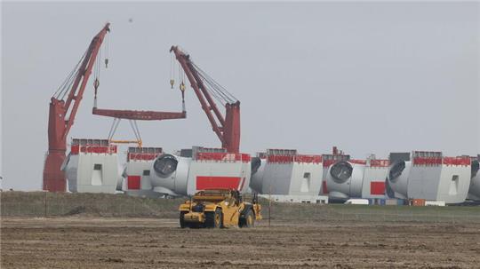 Montierte Gondeln für Windkraftanlagen auf See stehen auf dem Gelände von Siemens Gamesa.
