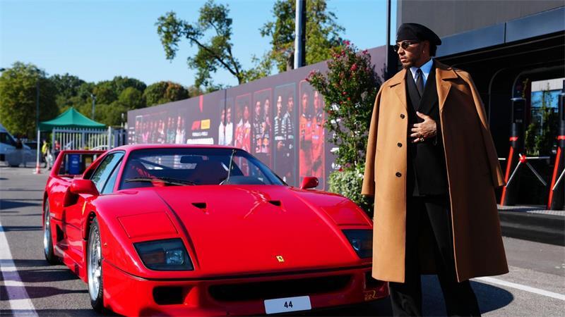 Monza: großer Auftritt – Lewis Hamilton kommt mit Ferrari F40 vor dem Italien-GP am Autodromo Nazionale Monza an