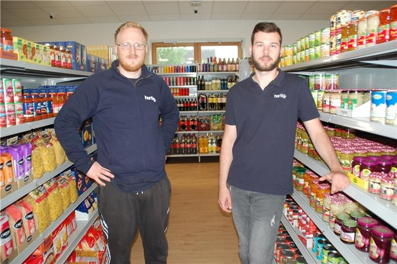 Dieser Dorfladen in Sauensiek ist täglich 24 Stunden geöffnet Morgen geht’s los: Fin Niklas Schmidt (links) und Tim Andersen in ihrem ersten Hurtig-Markt im Sauensieker Dorfzentrum. Fotos: Laudien