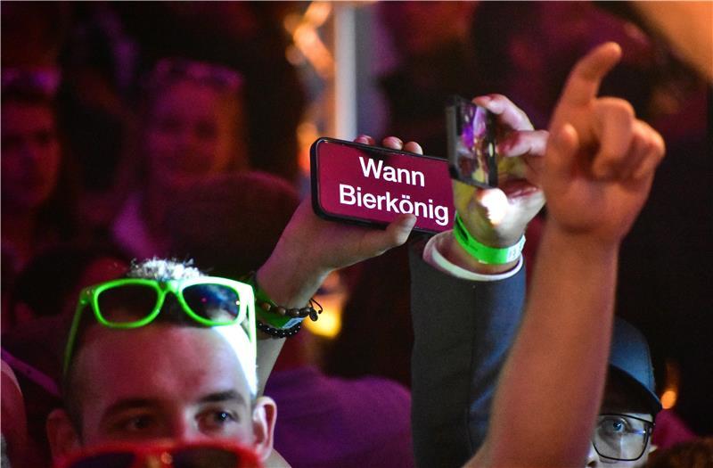 Ikke Hüftgolds „Abriss“ in Steinkirchen: Ein Auftritt mit Botschaften Morgen, mag man dem jungen Mann antworten. Am Sonntag war Hüftgolds nächster Auftritt im Bierkönig auf Mallorca.