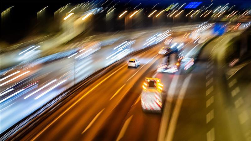 Morgendlicher Autoverkehr auf der A100. Am heutigen Montag (16.03.2026) tagt eine von den Koalitionsfraktionen im Bundestag eingesetzte Taskforce zu den gestiegenen Energiepreisen
