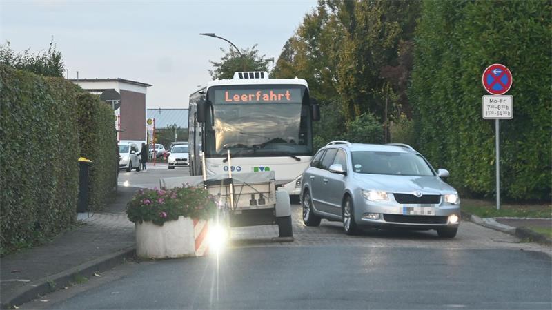 Altes Land: Neue Einbahnstraße für mehr Sicherheit Morgendlicher Verkehr in der Hinterstraße vor der Grundschule An der Este in Jork-Königreich.