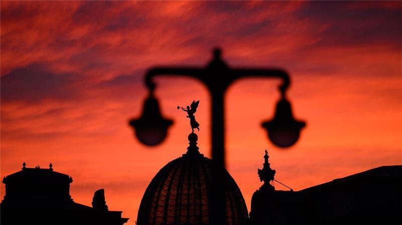 Morgenröte leuchtet über Dresden.