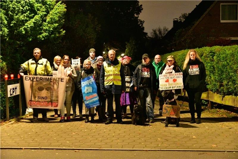 Morgens in der Dunkelheit treffen sich die Teilnehmer der Mahnwache vor der Zufahrt zum LPT-Hauptsitz . Sie wollen Mitarbeiter und Anwohner wachrütteln. Fotos: Beneke