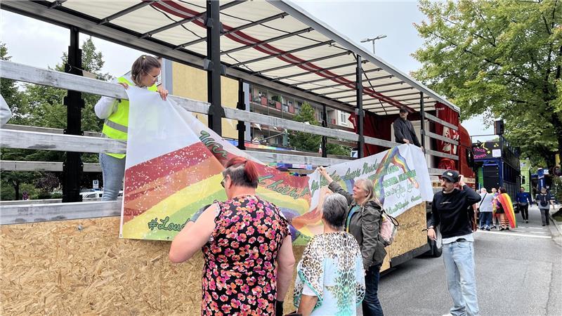 Morgens packen alle mit an, der Truck wird für den CSD geschmückt und mit Bannern versehen.