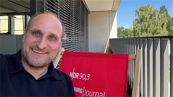 "Morgens schon kühl - nachmittags noch heiß! Mist! Zu warm angezogen. Auf dem NDR Balkon geht’s aber".Daniel Kaiser, NDR-Redakteur und Organisator der Borsteler Sommerklänge, am Donnerstag, 13. August 2026.