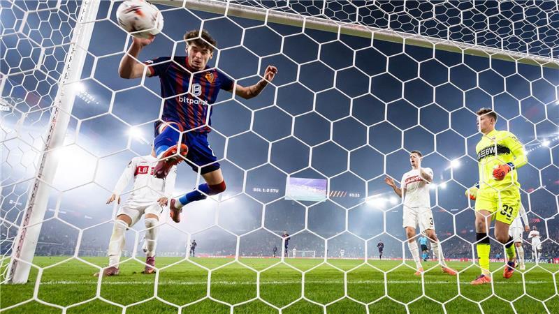 Bilder des Tages Moritz Broschinski vom FC Basel (l) trifft zum 2:0 gegen VfB Stuttgarts Torhüter Alexander Nuebel.