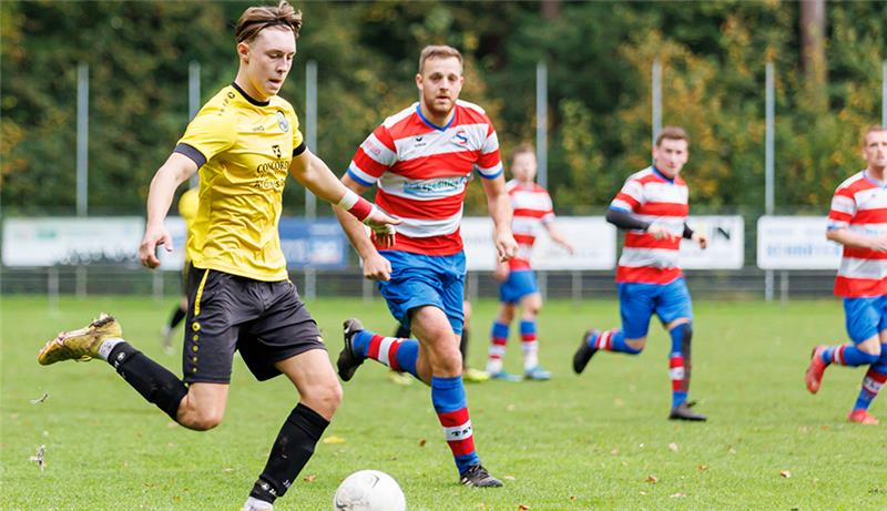Die Spiele der Kreisliga: Tabellenführer Harsefeld wackelt in Wiepenkathen Moritz Dethlefs (links) führte die Himmelpfortener mit zwei Toren zum Sieg. Foto: Jörg Struwe/Picselweb