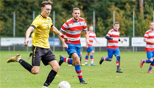 Moritz Dethlefs (links) führte die Himmelpfortener mit zwei Toren zum Sieg. Foto: Jörg Struwe/Picselweb