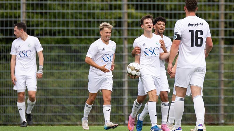 Das lang ersehnte Harsefelder Comeback hat sportlich kein Happy End Moritz Dodenhoff (mit Ball) hat bei seinem Comeback zwei Mal getroffen. Erst glich er für den TuS Harsefeld II zum 1:1 aus, traf dann aber auch noch per Eigentor zum späten 2:2 zugunsten von Deinste.
