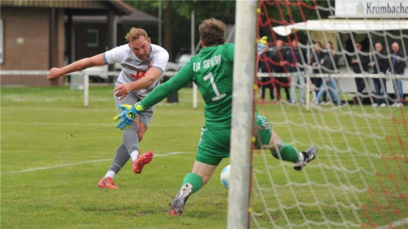 Hoffnung im Abstiegskampf: Deinstes Brasilianer glänzt auf Abschiedstour Moritz Glodeck erzielt nach etwas mehr als einer halben Stunde das 1:0 gegen Sievern.