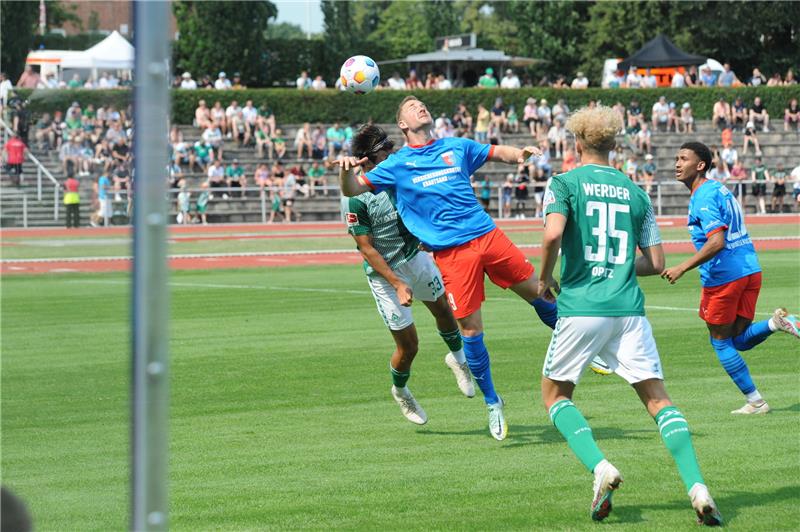 Moritz Göttel, Torschütze des Fußball-Regionalligisten SV Drochtersen Assel, beim Angriff auf des Werder-Bremen-Tor. Foto: Berlin