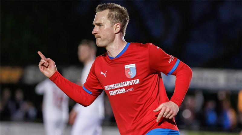 Stürmer Göttel mit Geistesblitz: D/A festigt Platz 2 Moritz Göttel erahnt den Rückpass eines Kielers und staubt zum 1:0 ab.