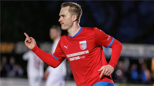 Moritz Göttel erahnt den Rückpass eines Kielers und staubt zum 1:0 ab.