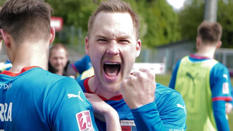 Moritz Göttel jubelt nach dem Abpfiff über das 2:1 gegen St. Pauli II. Der Stürmer erzielte die 1:0-Führung.