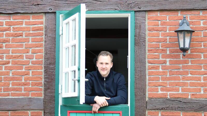 Moritz Göttel und seine Frau Denise haben sich ein Haus direkt am Deich gekauft.