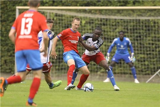 Moritz Göttel wurde gegen den HSV II von Kapitän Dennis Duah in Manndeckung genommen und oft gedoppelt. Dem Torjäger eilt sein Ruf voraus, so hat er es schwer. Foto: Bergmann