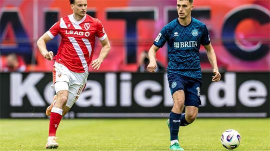 Moritz Hannemann (l.) traf im abgebrochenen Test gegen den Halleschen FC.
