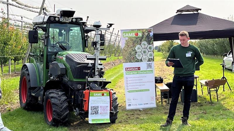 Moritz Hentzschel vom Obstbauzentrum Esteburg gab beim Techniktag 2024 einen Überblick zum Samson-Projekt.