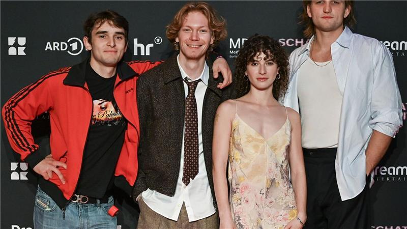 Wenn Geheimnisse viral gehen: die ARD-Serie „Schattenseite“ Moritz Hoyer (l-r), Filip Schnack, Franziska von Harsdorf und Ludger Bökelmann bei der Premiere der Serie „Schattenseite“ in Berlin.