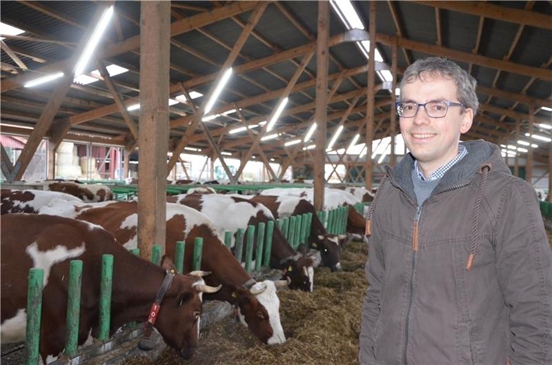 Moritz Morgenstern in seinem neuen Boxenlaufstall, in dem die Milchkühe viel Platz haben. Foto: von Allwörden