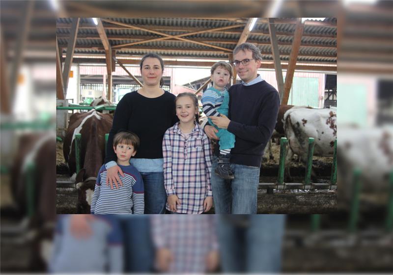 Moritz Morgenstern mit seiner Frau Lucie und ihren drei Kindern im Kuhstall: Dieses Foto ist ab sofort auf allen Milchtüten unter dem Demeter-Label „Nordfrische Bauernmilch“ zu sehen.
