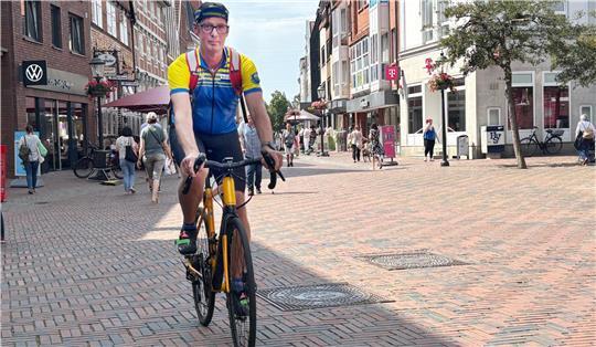 Freizeitradsportler Moritz Timm fährt auf dem Rennrad in der Buxtehuder Altstadt.