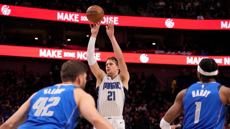 Moritz Wagner (21) konnte mit der Orlando Magic nicht gegen die Dallas Mavericks um Maxi Kleber (42) gewinnen.