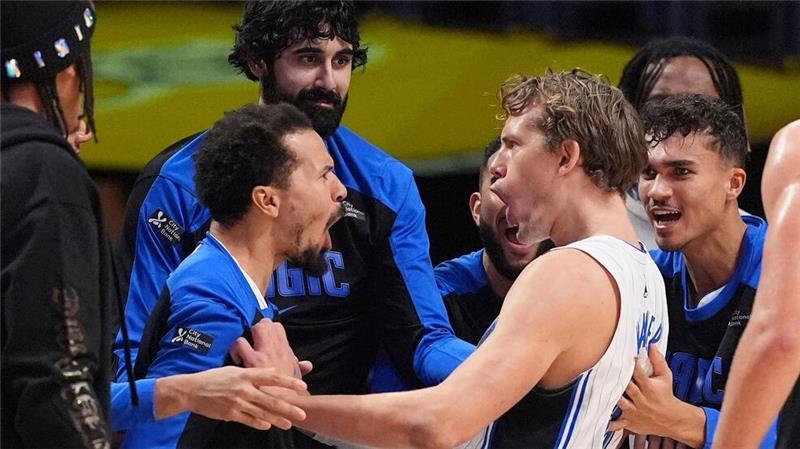 „Film-Moment“: Wagner trifft Sekunden vor Schluss zum Sieg Moritz Wagner (M) feiert mit den Orlando Magic den überraschenden Sieg bei den Los Angeles Lakers.