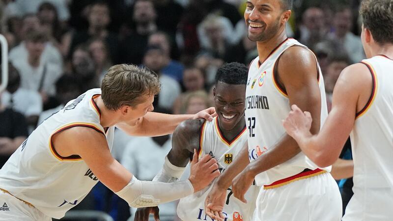 Moritz Wagner (l) hatte bei der WM zusammen mit Dennis Schröder (M.) den Titel geholt.