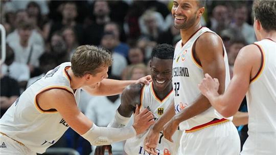 Moritz Wagner (l) hatte bei der WM zusammen mit Dennis Schröder (M.) den Titel geholt.