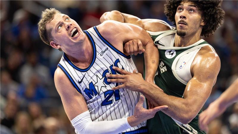 Moritz Wagner (l) und Jericho Sims kämpfen um einen Rebound.