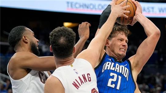 Moritz Wagner (r) und die Orlando Magic, haben das entscheidene Playoff-Spiel gegen Cleveland verloren.