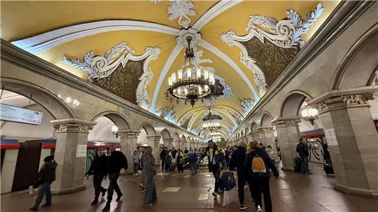 Moskaus Metro feiert in diesem Jahr ihr 90-jähriges Bestehen - die Station Komsomolskaja ist besonders prachtvoll.