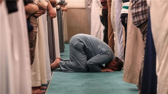 Moslems beten in der Moschee von Scheich Abdul Qadir Al-Kilani.