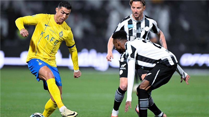 Moteb Al-Harbi (r) von Al-Shabab und Ivan Rakitic kämpfen um den Ball mit Cristiano Ronaldo (l) von Al-Nassr FC.