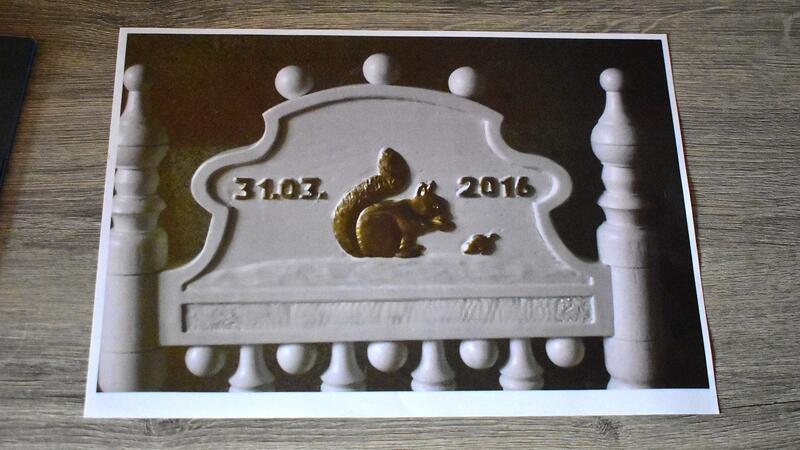 Motiv eines weißen Kinderstuhls mit einem goldenen Eichhörnchen.