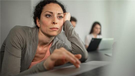 Motivationstief direkt nach dem Urlaub? Ein sanfter Übergang in den Arbeitsalltag beugt dem Post-Holiday-Blues vor.