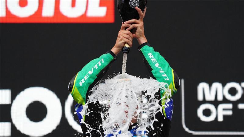 Moto2-Sieger Diogo Moreira  feiert in Assen mit Prosecco-Dusche