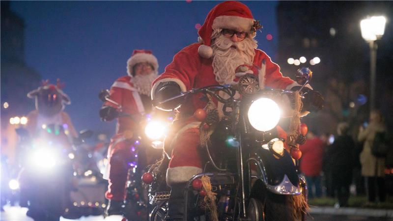 Motorradfahrer fahren in Weihnachtsmannkostümen bei der Christmas Biketour 2025 durch Berlin.
