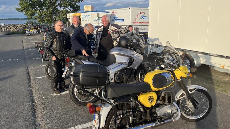 Samtgemeinde Lühe: Rat beschließt Nachtragshaushalt und Parkgebühren Motorradfahrer müssen künftig am Lühe-Anleger Parkgebühren bezahlen.