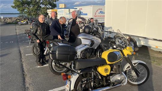 Motorradfahrer müssen künftig am Lühe-Anleger Parkgebühren bezahlen.