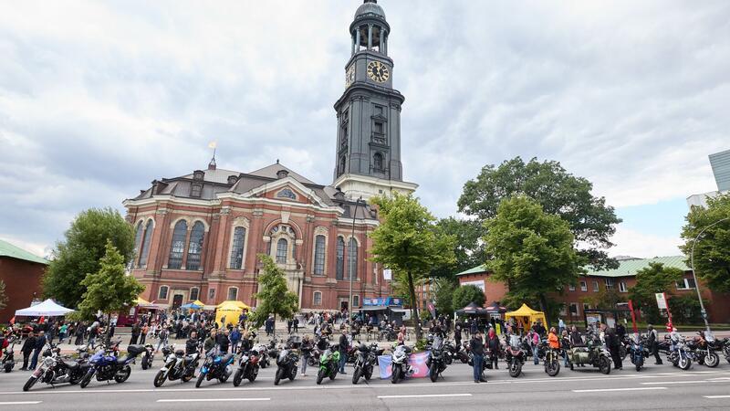 Motorräder auf der Ludwig-Erhard-Straße vor der Hauptkirche St. Michaelis (Michel) in Hamburg.
