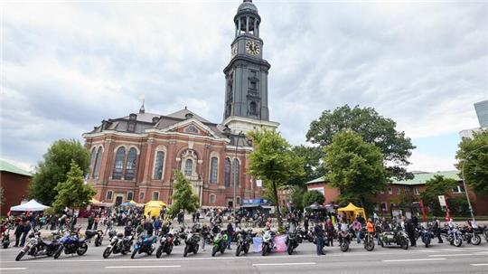 Motorräder auf der Ludwig-Erhard-Straße vor der Hauptkirche St. Michaelis (Michel) in Hamburg.