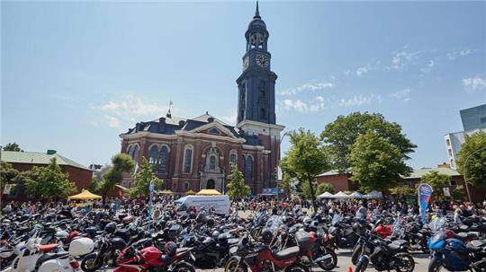 Motorräder parken zum Hamburger Motorradgottesdienst (MoGo) vor der Hauptkirche St. Michaelis.