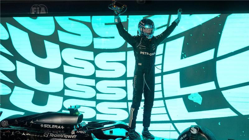 Motorsport: Formel-1-Weltmeisterschaft, Grand Prix von Singapur, Rennen. Der britische Mercedes-Pilot George Russell jubelt über seinen Sieg.