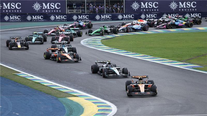 Motorsport: Formel-1-Weltmeisterschaft, Grand Prix von Brasilien, Sprintrennen. Der britische McLaren-Pilot Lando Norris führt das Sprintrennen vor dem Großen Preis von Brasilien auf der Rennstrecke Interlagos in Sao Paulo an.