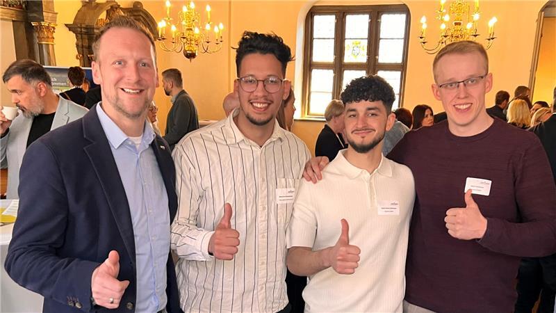 Mouhcine Boumacheour mit seinem Ausbilder Steffen Sahr von der Spedition Pape und Salah Eddine Elaboussi mit Martin Hardekopf von Bäcker Pfeiffer